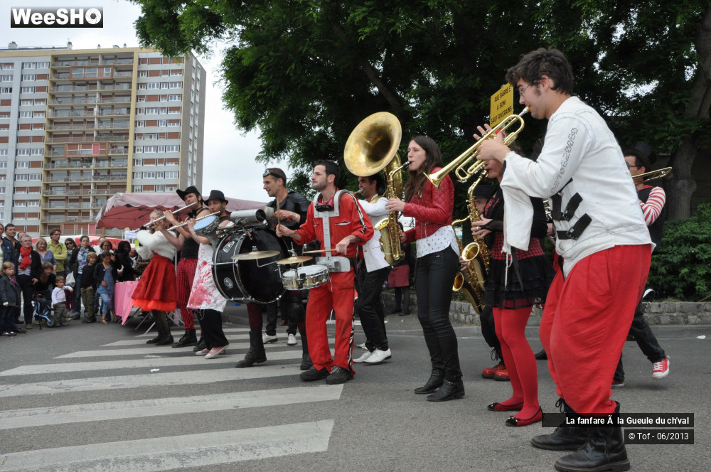 4/56 photos du spectacle La fanfare à la Gueule du ch'val